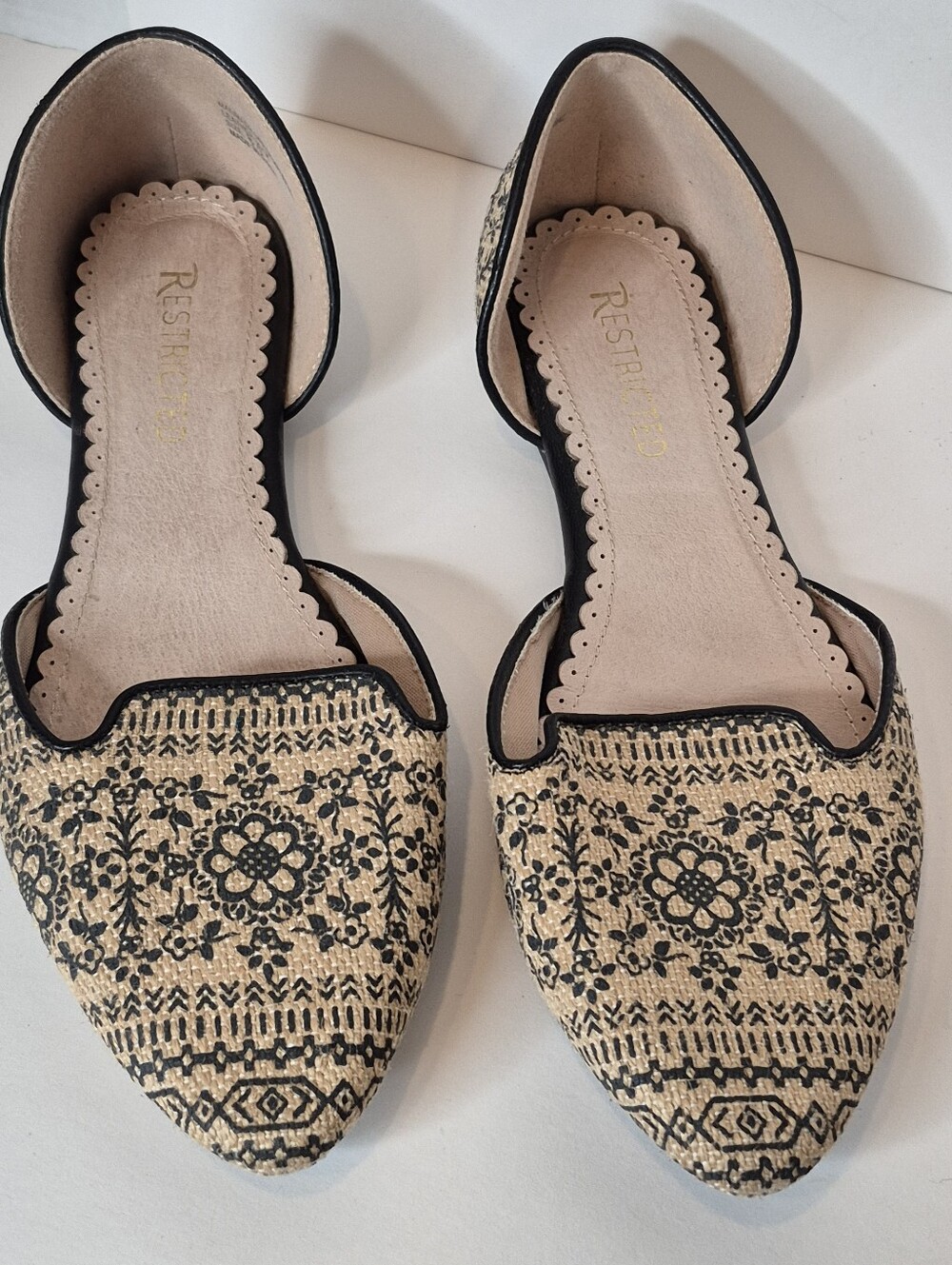 RESTRICTED Women’s Slip-On Flats Closed Toe Geometric Size 8.5 Tan